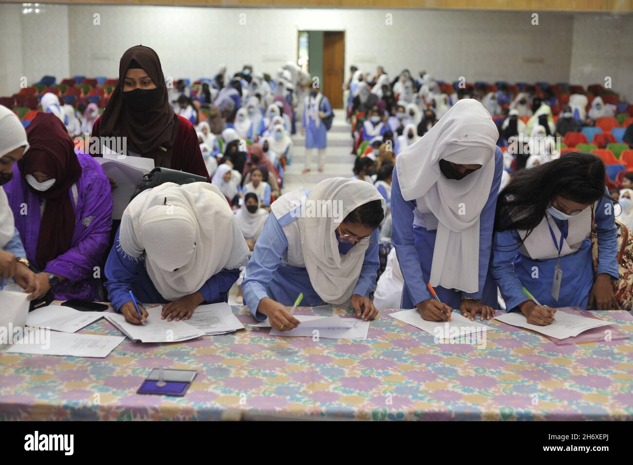 Non esclusiva: SYLHET, BANGLADESH - NOVEMBRE 18: Gli studenti compilano i moduli per ottenere un certificato di vaccinazione e possono ricevere il vaccino Pfizer Covid-19. M Foto Stock