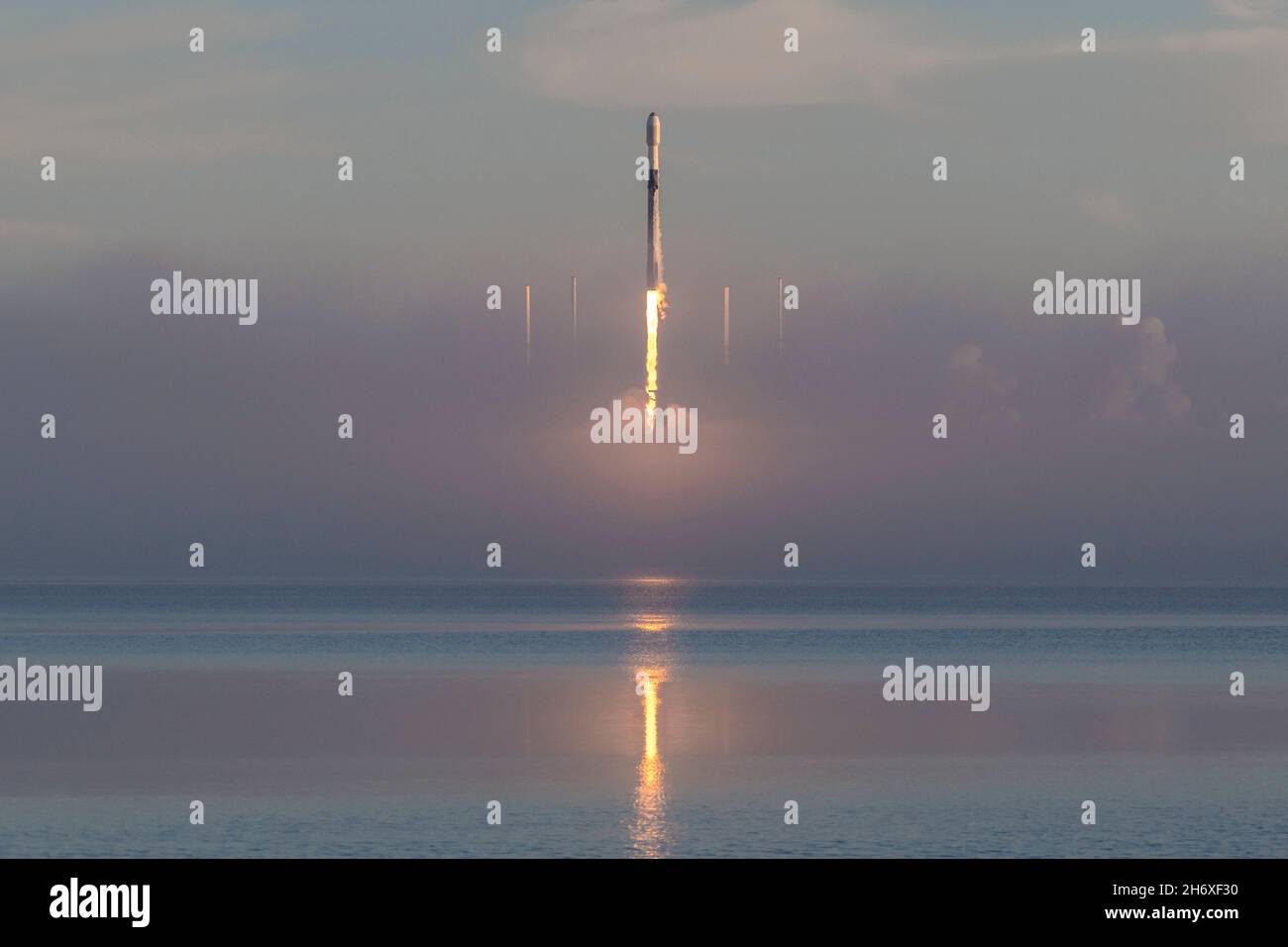 Cape Canaveral Space Force Stati, Florida, USA. 13 Nov 2021. Un razzo SpaceX Falcon 9 viene lanciato dallo Space Launch Complex 40 presso la Stazione spaziale di Cape Canaveral, Fla., 13 novembre 2021. Il razzo porterà in orbita 53 satelliti Starlink. Credit: SpaceX/ZUMA Press Wire Service/ZUMAPRESS.com/Alamy Live News Foto Stock