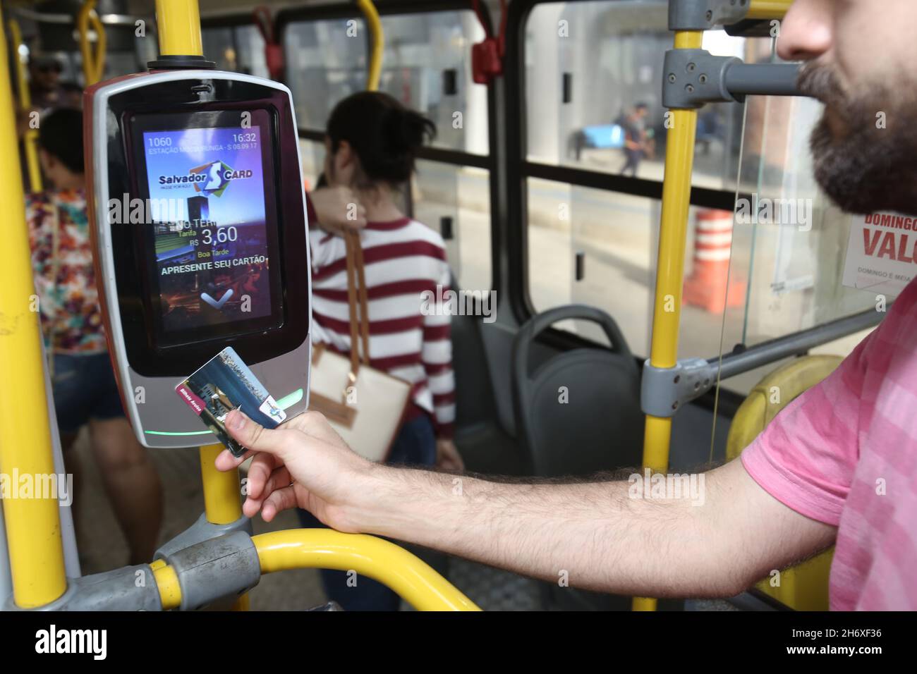 salvador, bahia, brasile - 8 settembre 2017: Persona utilizza la carta elettronica per pagare la tariffa del trasporto pubblico su un autobus collettivo nella città di Salvador. Foto Stock