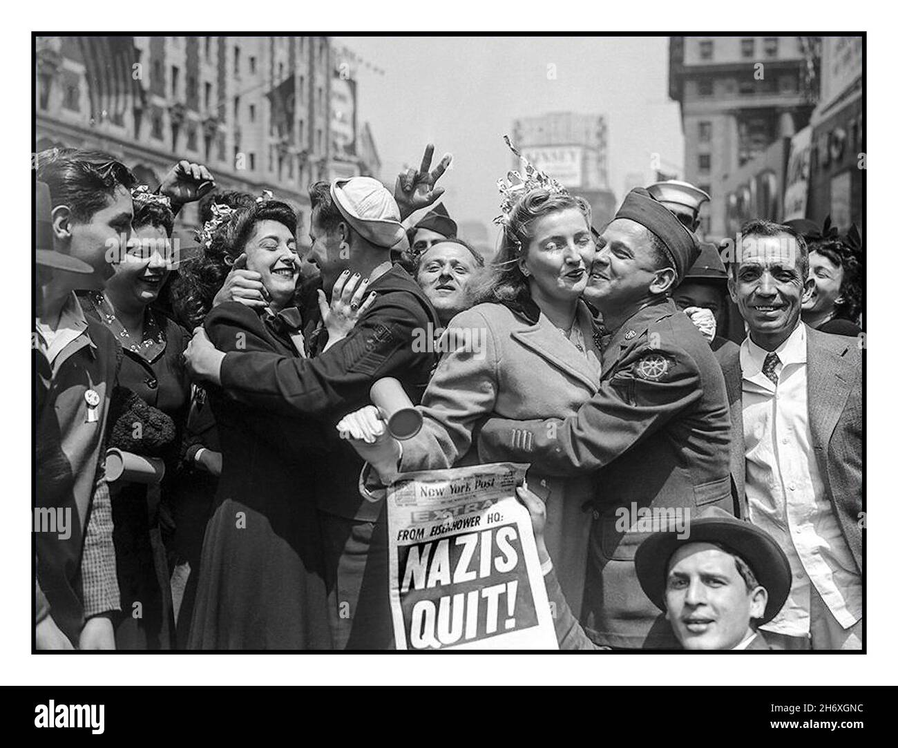 1945 giorni VE, Vittoria in Europa Times Square New York WW2 VE Day festeggiamenti USA giornale titolo 'NAZIS QUIT' seconda guerra mondiale la vittoria della seconda guerra mondiale in Europa è il giorno che celebra l'accettazione formale da parte degli Alleati della seconda guerra mondiale della consegna incondizionata della Germania delle sue forze armate martedì, 8 maggio 1945, che segna la fine della seconda guerra mondiale in Europa. Foto Stock