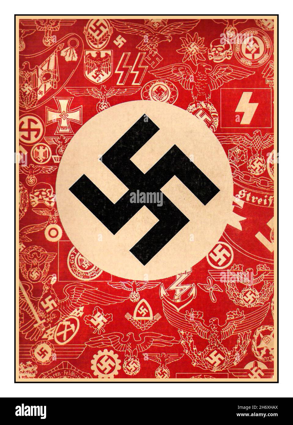 Archivio Nazi militaria fornitori F.W. Assmann & Söhne, Lüdenscheid, Germania: Catalogo di copertina con NSDAP swastika nera su sfondo rosso bianco con collage di emblemi nazisti vari in linea bianca. Catalogo prodotti pubblicato alla fine degli anni '30 da F.W. Assmann & Söhne, Lüdenscheid i.. W., una fabbrica che produce «Uniformknöpfe, Orden, Abzeichen, Beschläge, Koppelschlösser und Schnallen», i. e. pulsanti uniformi, insegne, badge, ordini, fibbie, Clasps, ecc, nella Germania nazista. La Società Assmann & Söhne fondata nel 1826 divenne uno dei maggiori produttori di insegne naziste, ecc. Foto Stock