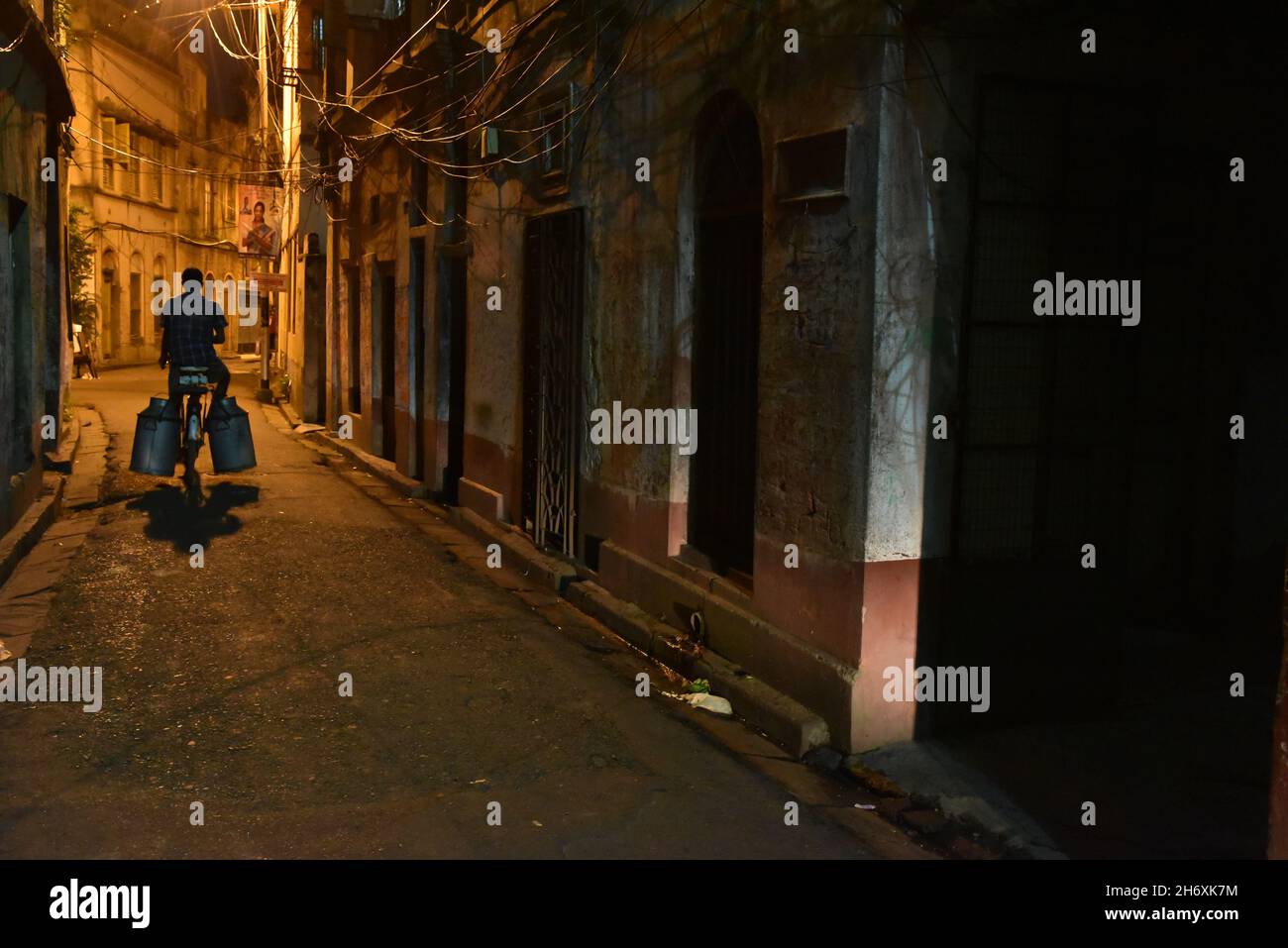 Strade di notte a Kolkata. Kolkata (ex Calcutta) è la capitale dello stato del Bengala Occidentale dell'India. Fondata come posta commerciale della East India Company, fu capitale dell'India sotto il Raj britannico dal 1773 al 1911. Oggi è conosciuta per la sua grandiosa architettura coloniale, le gallerie d'arte e i festival culturali. Ospita anche la Casa Madre, sede delle Missionarie della Carità, fondata da Madre Teresa, la cui tomba è in loco. Foto Stock