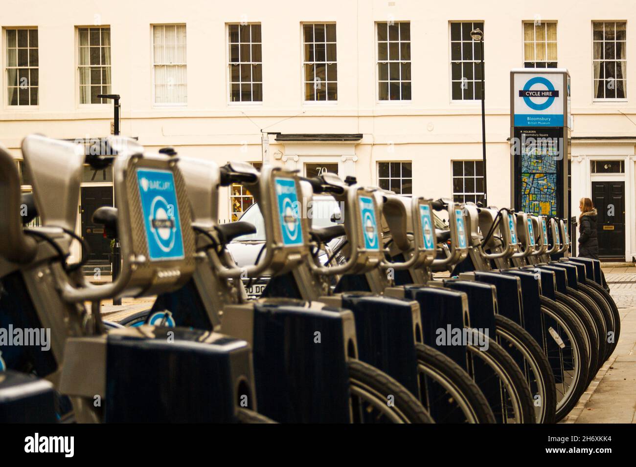 Londra, Regno Unito; 16 marzo 2011: Noleggio biciclette pubblico parcheggiato in un parcheggio vicino al British Museum. Foto Stock