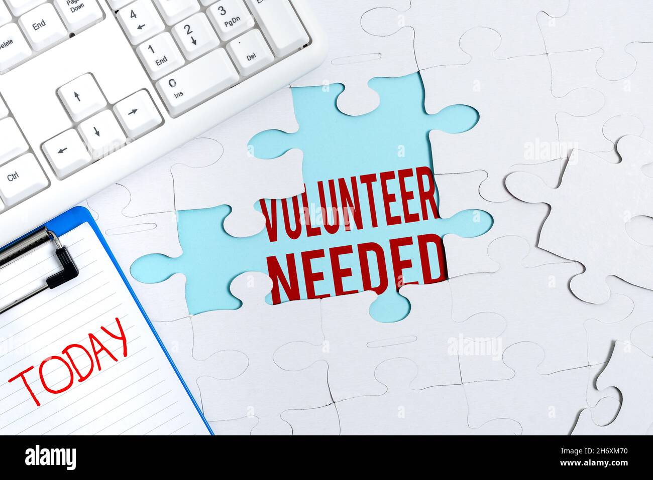Segno di testo che mostra Volontario necessario. Foto concettuale che chiede a persona di lavorare per l'organizzazione senza essere pagato costruire un puzzle bianco non finito Foto Stock