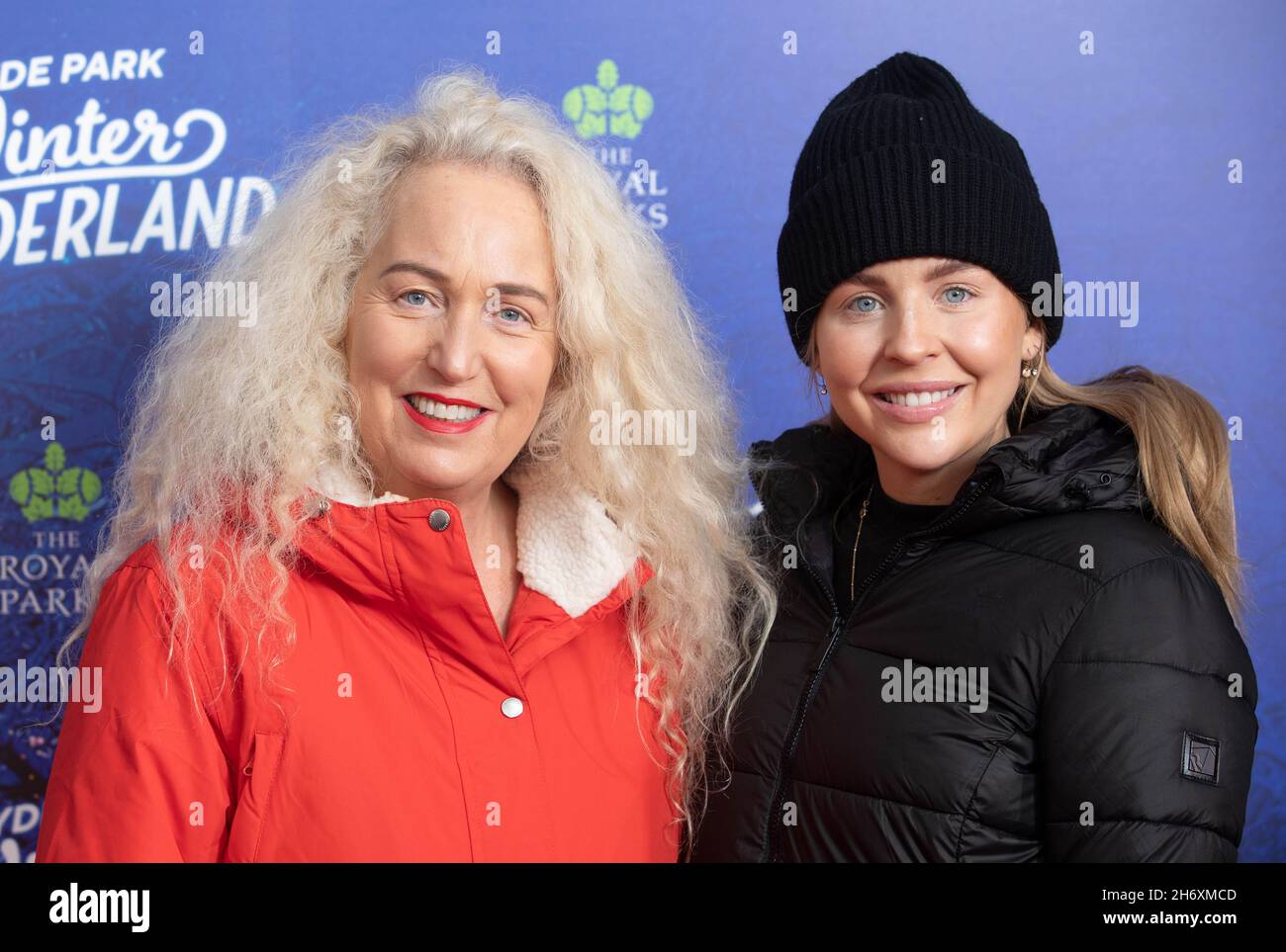 Debbie Bright e Lydia Bright (a destra) al lancio di Hyde Park Winter Wonderland a Hyde Park, Londra. Data immagine: Giovedì 18 novembre 2021. Foto Stock