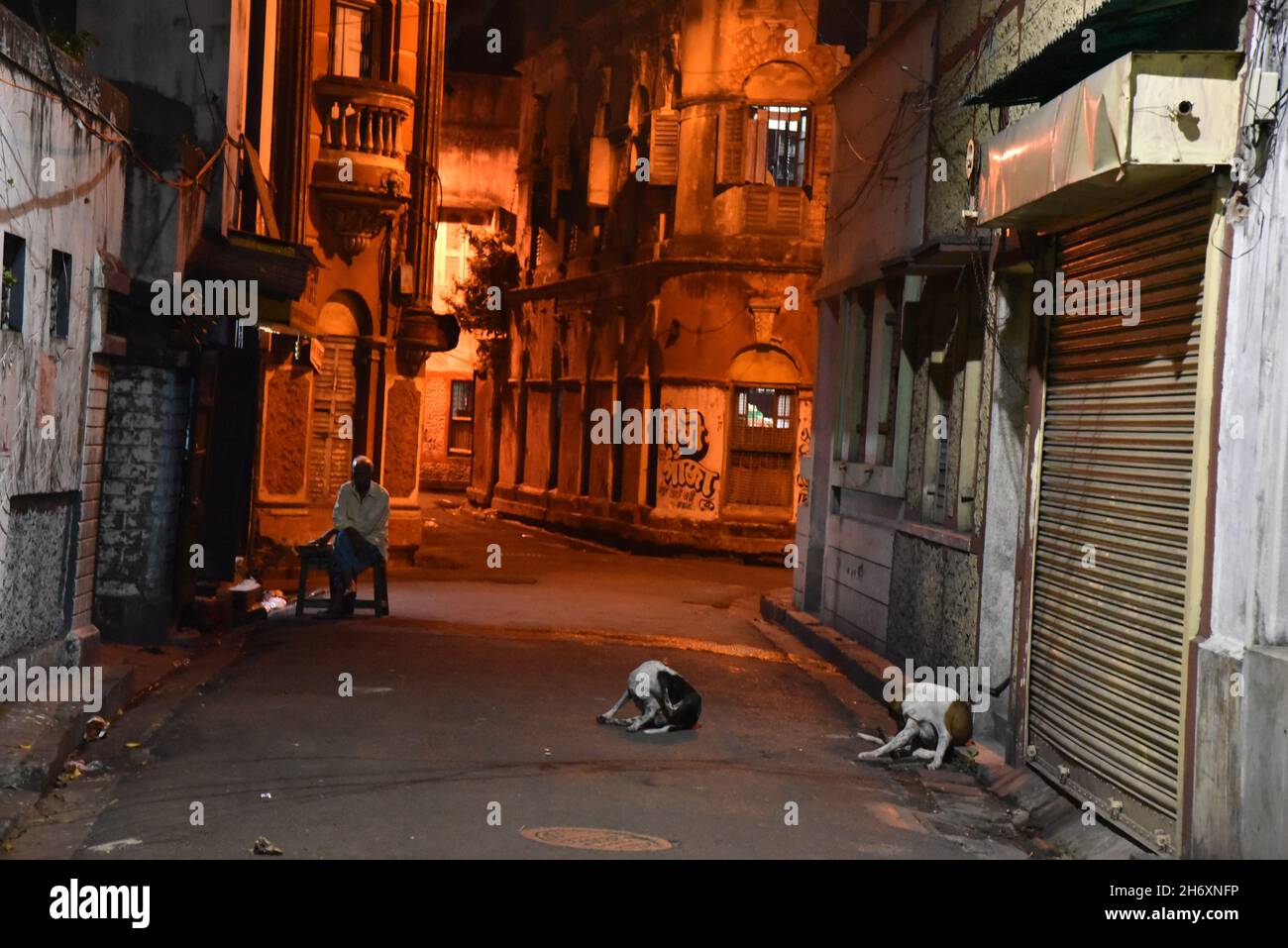 Strade di notte a Kolkata. Kolkata (ex Calcutta) è la capitale dello stato del Bengala Occidentale dell'India. Fondata come posta commerciale della East India Company, fu capitale dell'India sotto il Raj britannico dal 1773 al 1911. Oggi è conosciuta per la sua grandiosa architettura coloniale, le gallerie d'arte e i festival culturali. Ospita anche la Casa Madre, sede delle Missionarie della Carità, fondata da Madre Teresa, la cui tomba è in loco. Foto Stock