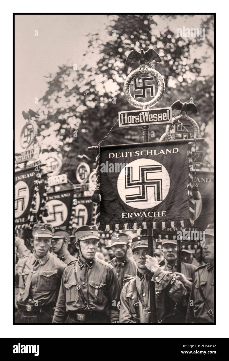 Reichsparteitag 1933 il Rally Nurnberg con Die Horst Wessel Standarte DEUTSCHLAND ERWACHE "Germany awakes" Horst Ludwig Georg Erich Wessel (Berlino, 9 ottobre 1907 – Berlino, 23 febbraio 1930) è stato un Sturmführer di Berlino (leader Assault, il più basso grado di ufficiali commissionato) dello Sturmabteilung (SA), il partito dei soldati nazisti. Dopo il suo omicidio nel 1930, fu reso martire ed eroe per la causa nazista dal ministro di Propaganda Joseph Goebbels. Foto Stock