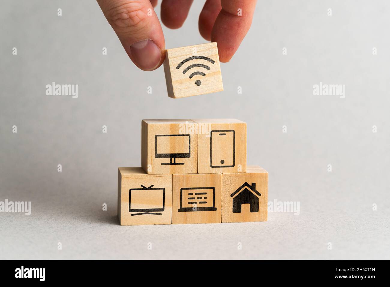 Concetto di rete Wi-Fi per vari dispositivi TV, laptop, smartphone e smart home. Foto Stock