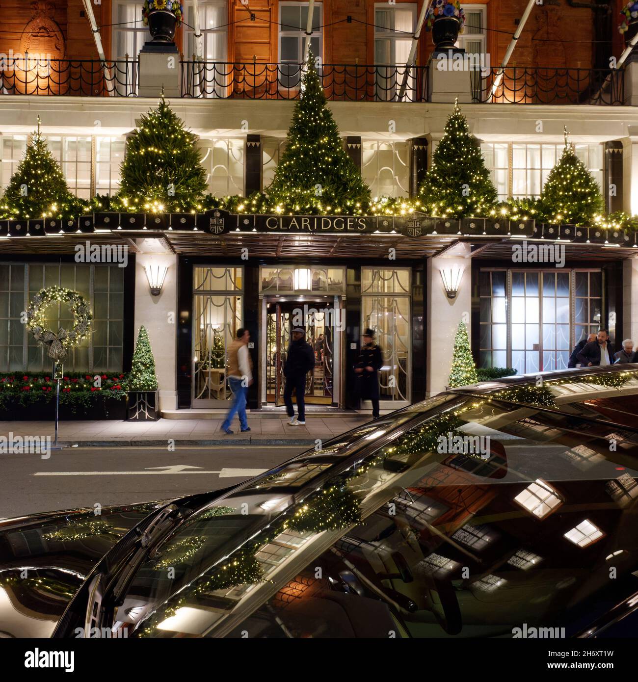Londra, Greater London, Inghilterra, novembre 13 2021: Claridges Hotel 5 stelle di lusso facciata di Natale con luci riflesse in un parabrezza auto. Foto Stock