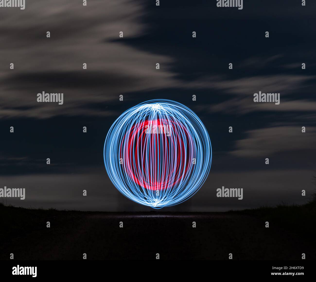 Pittura leggera che crea un motivo circolare di notte con il cielo notturno illuminato dal chiaro di luna, Scozia, Regno Unito Foto Stock