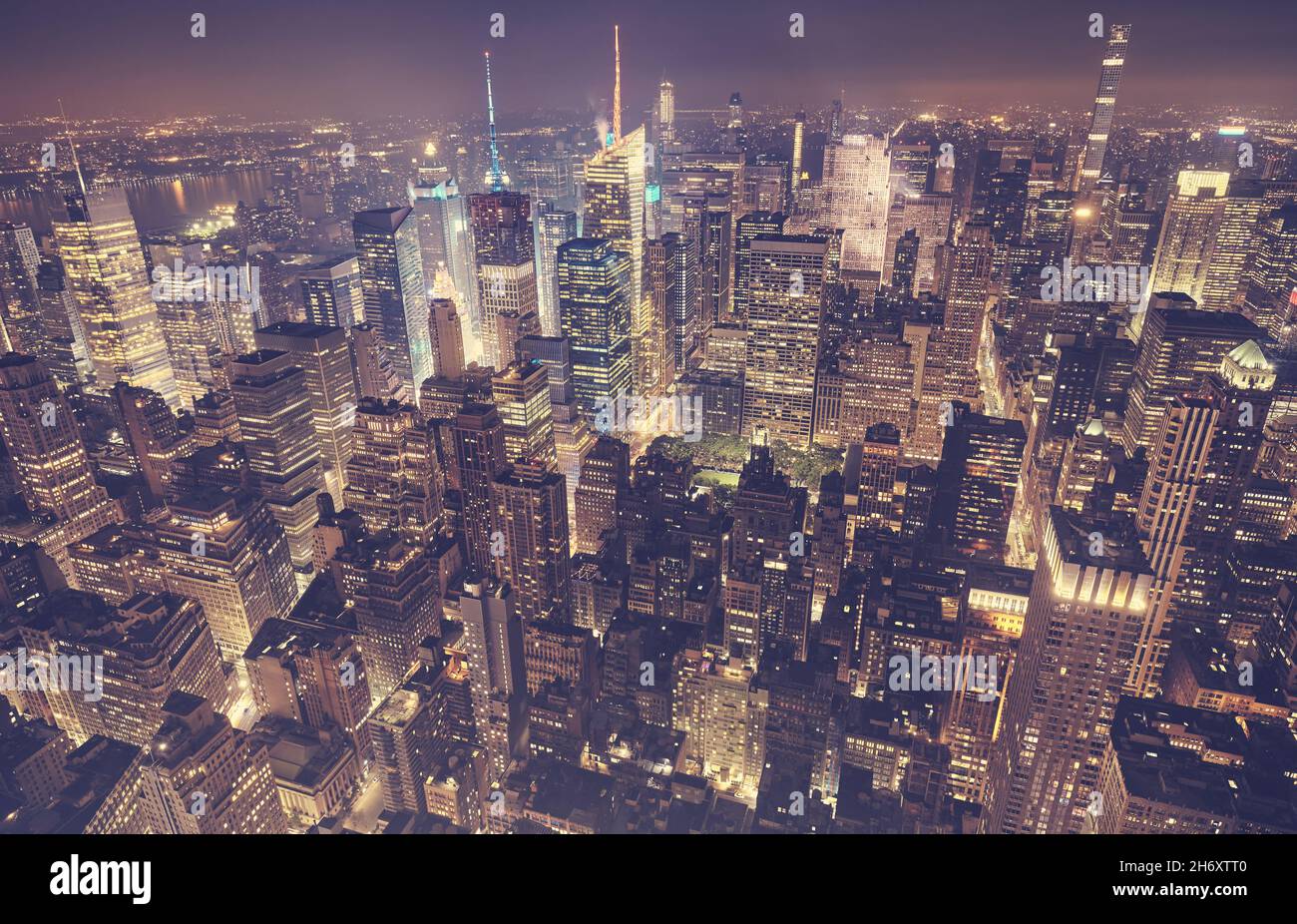 Manhattan alla notte nebulosa, tonificante applicato, New York City, USA. Foto Stock