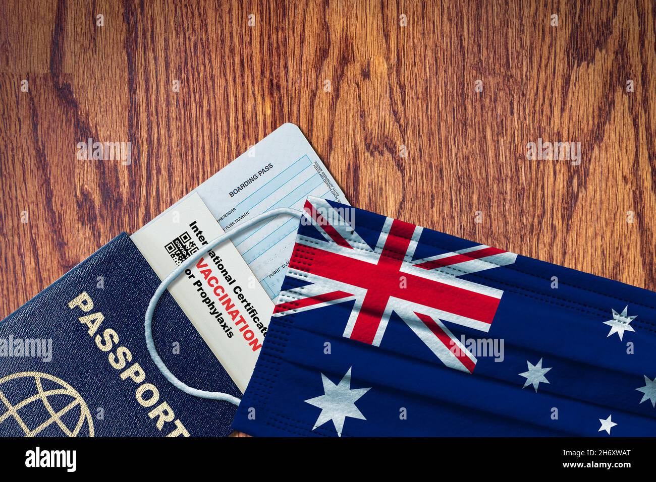 Australia nuovo viaggio normale con passaporto, carta d'imbarco, maschera facciale con bandiera australiana e certificato di vaccinazione COVID-19. Passaporto vaccino con Foto Stock