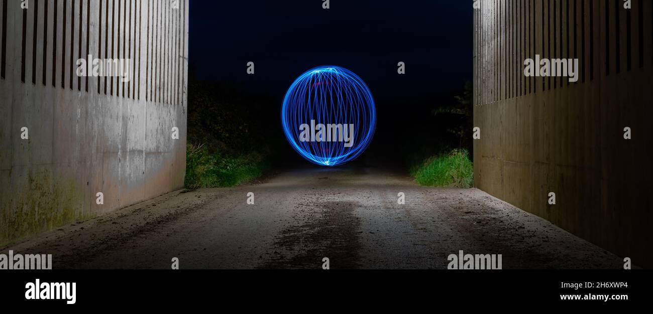 Pittura leggera che crea un motivo ciruclare di notte in un tunnel sottopasso, Scozia, Regno Unito Foto Stock