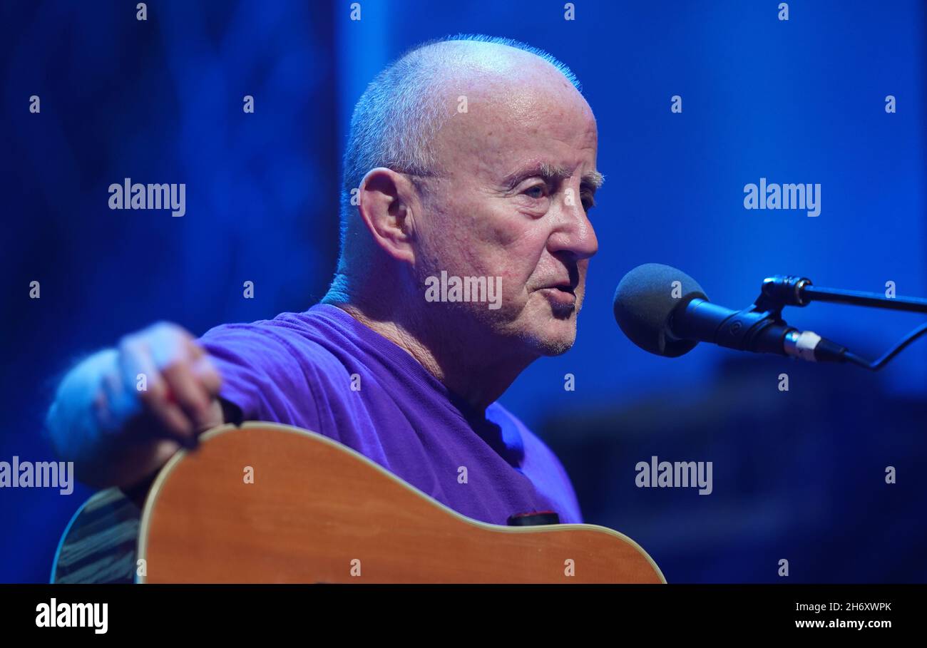 Christy Moore si esibisce al RTE radio 1 Folk Awards presso Vicar Street di Dublino. Data foto: Martedì 16 novembre 2021. Foto Stock