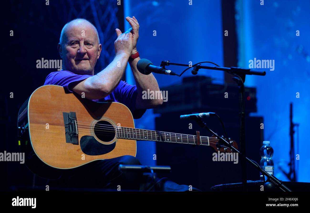 Christy Moore si esibisce al RTE radio 1 Folk Awards presso Vicar Street di Dublino. Data foto: Martedì 16 novembre 2021. Foto Stock