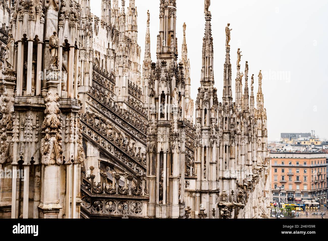 Alte guglie con sculture in cima al Duomo. Milano, Italia Foto Stock