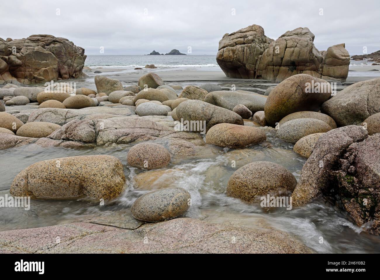 Vista della spiaggia di Porth Nanven che mostra i massi di granito North Cornwall UK Foto Stock