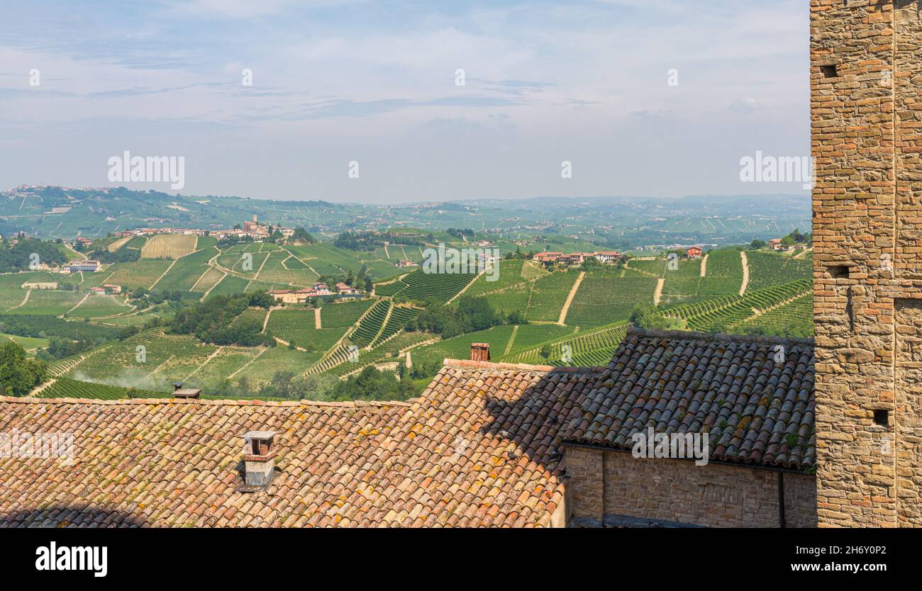 Il bellissimo borgo di Serralunga d'Alba e i suoi vigneti nelle Langhe del Piemonte. Foto Stock