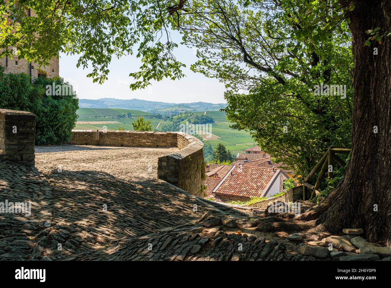 Il bellissimo borgo di Serralunga d'Alba e i suoi vigneti nelle Langhe del Piemonte. Foto Stock