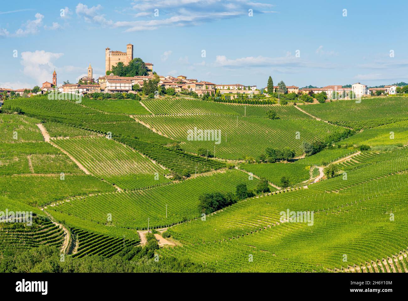 Il bellissimo borgo di Serralunga d'Alba e i suoi vigneti nelle Langhe del Piemonte. Foto Stock