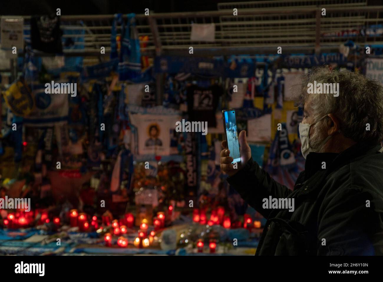 Napoli, stadio San Paolo, cimeli per ricordare Maradona nei giorni della morte Foto Stock