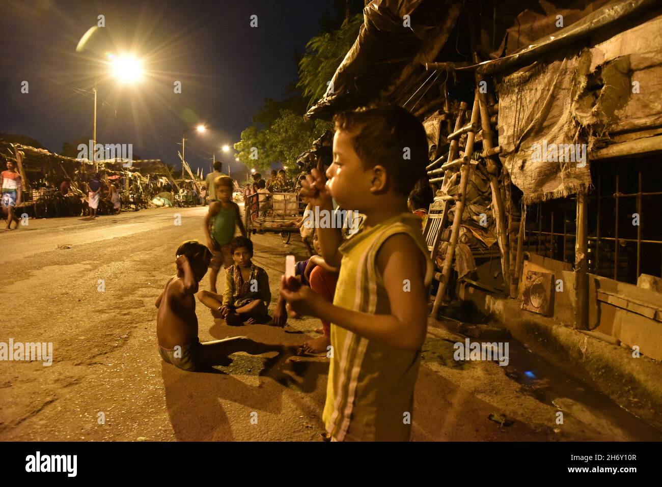 Kolkata ha forse il più basso livello di vita urbano del mondo. Oltre il 70% della popolazione di Kolkata vive al di sotto della soglia di povertà. I guadagni medi di una famiglia di cinque sono $34 un il mese. Più di 200,000 mendicanti competono per lo spazio del marciapiede con 20,000 risciò non autorizzati e tirati a mano. Kolkata. Foto Stock