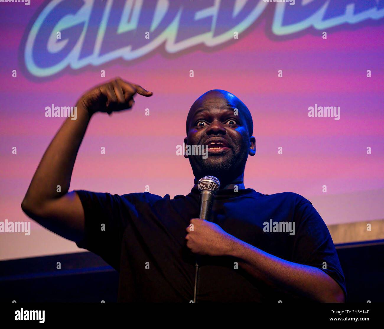 Il comico malawiano nero Daliso Chaponda sul palco di una mongolfiera dorata, Edinburgh Festival Fringe, Scozia, Regno Unito Foto Stock