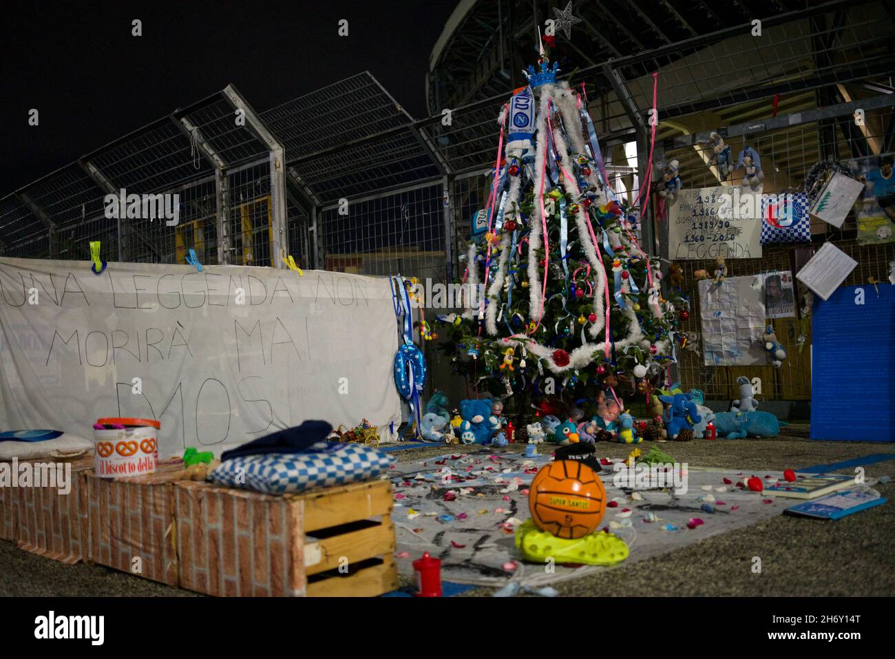 Napoli, stadio San Paolo, cimeli per ricordare Maradona nei giorni della morte Foto Stock