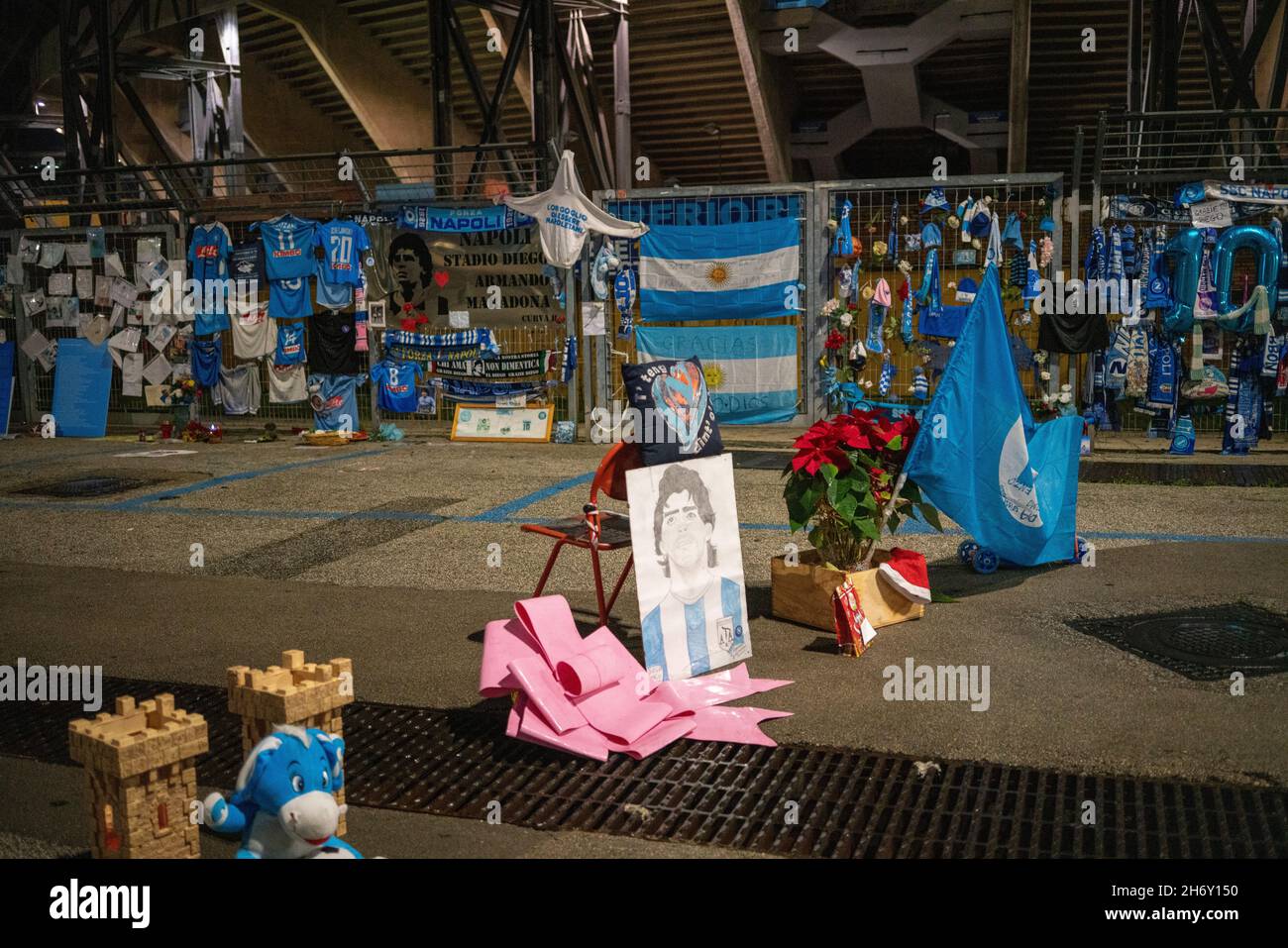 Napoli, stadio San Paolo, cimeli per ricordare Maradona nei giorni della morte Foto Stock