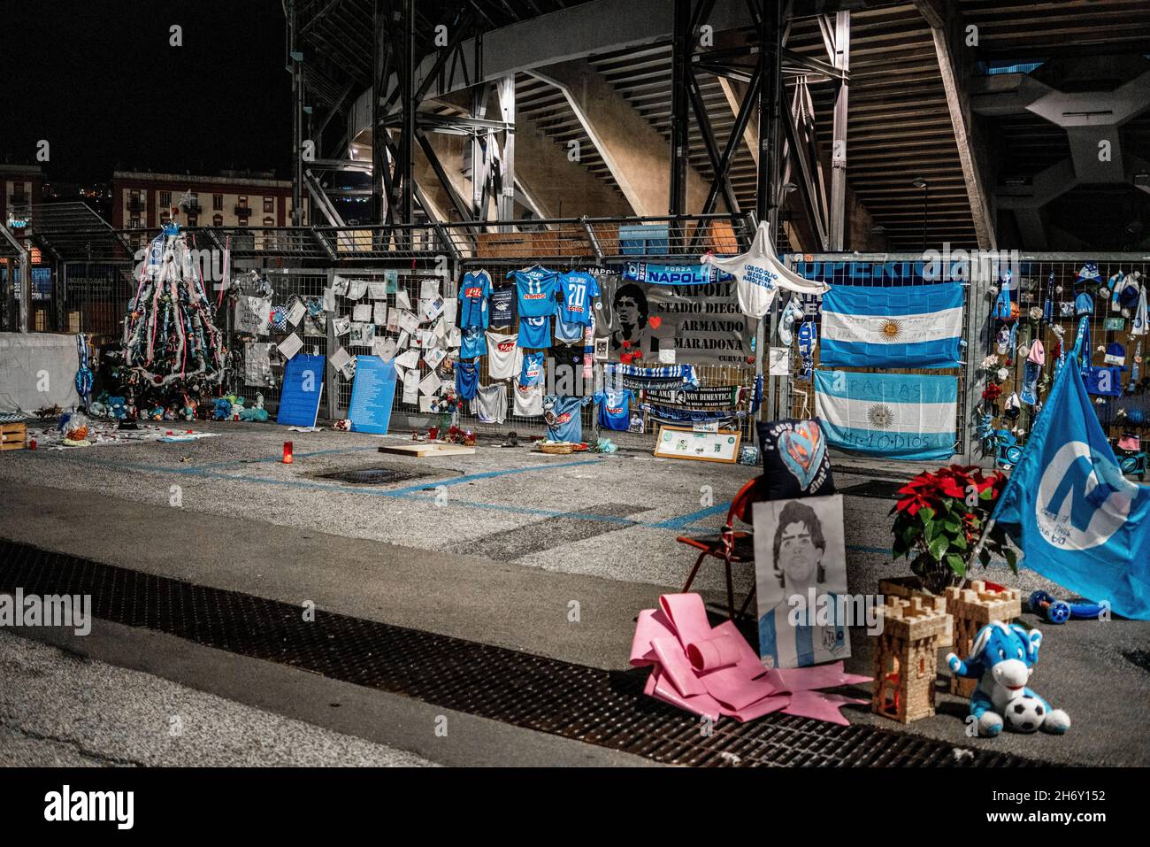 Napoli, stadio San Paolo, cimeli per ricordare Maradona nei giorni della morte Foto Stock