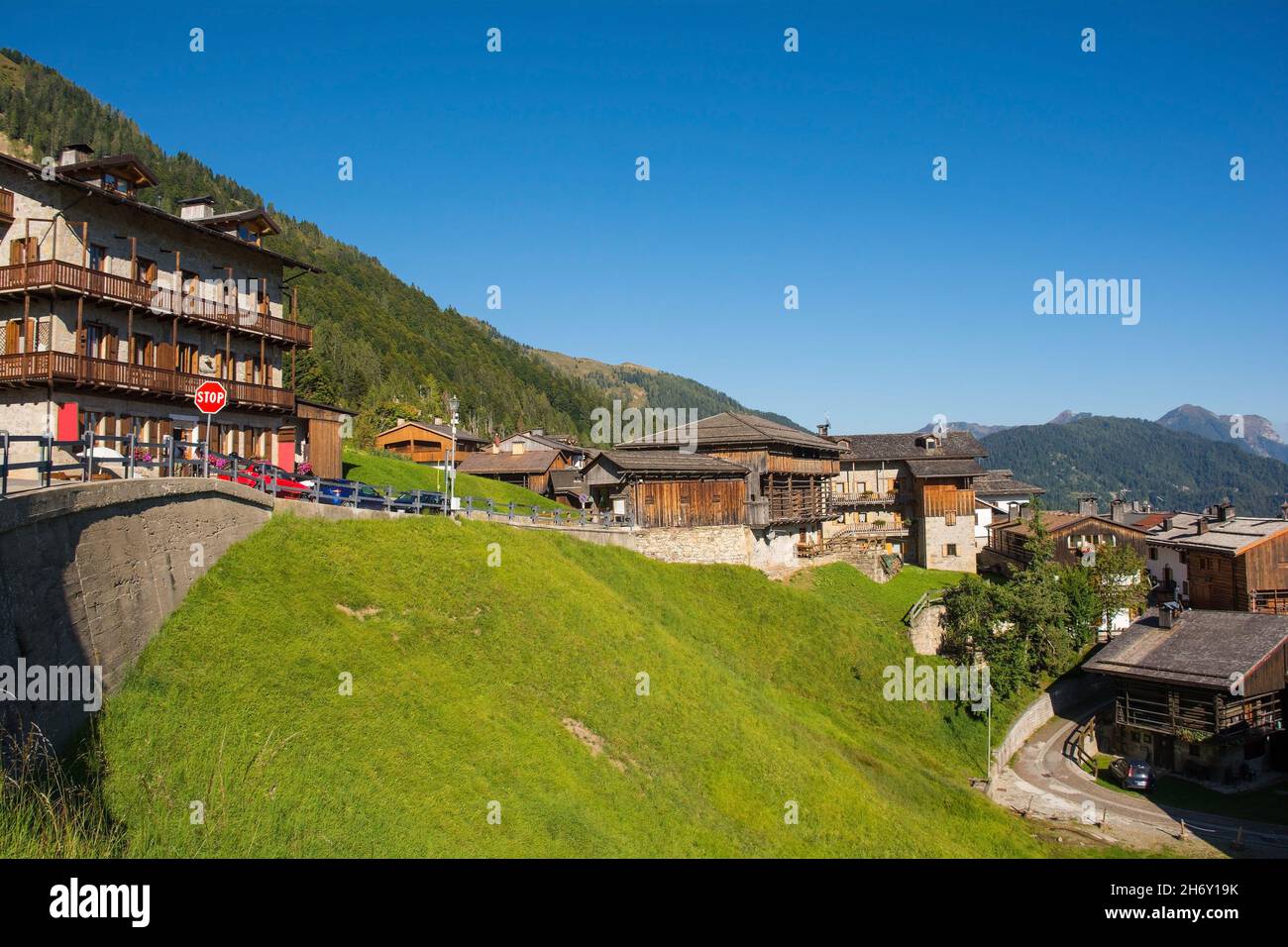 Tradizionali edifici in legno nel villaggio alpino di Sauris di sopra, provincia di Udine, Friuli-Venezia Giulia, Italia nord-orientale Foto Stock