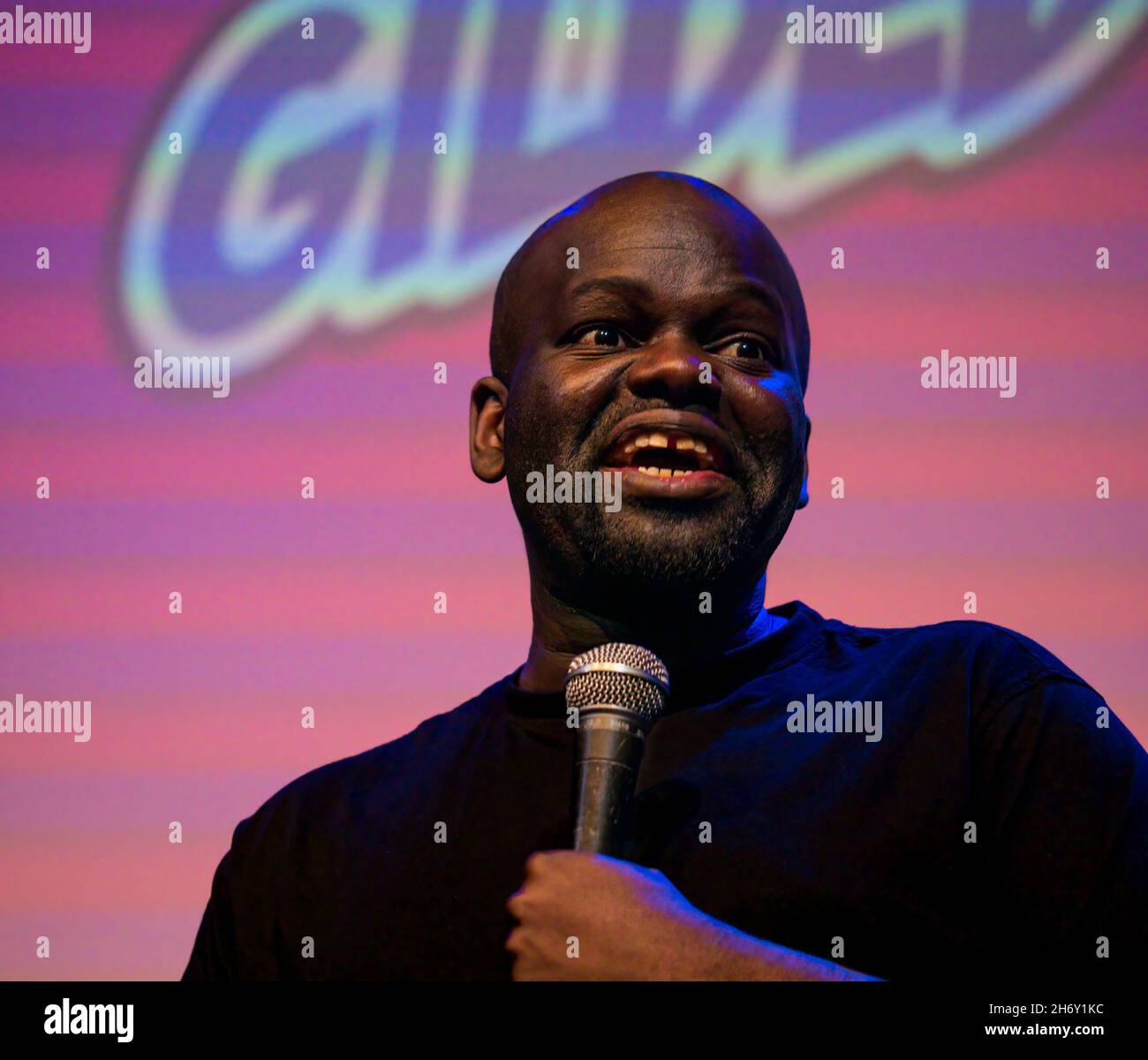 Il comico malawiano nero Daliso Chaponda sul palco di una mongolfiera dorata, Edinburgh Festival Fringe, Scozia, Regno Unito Foto Stock