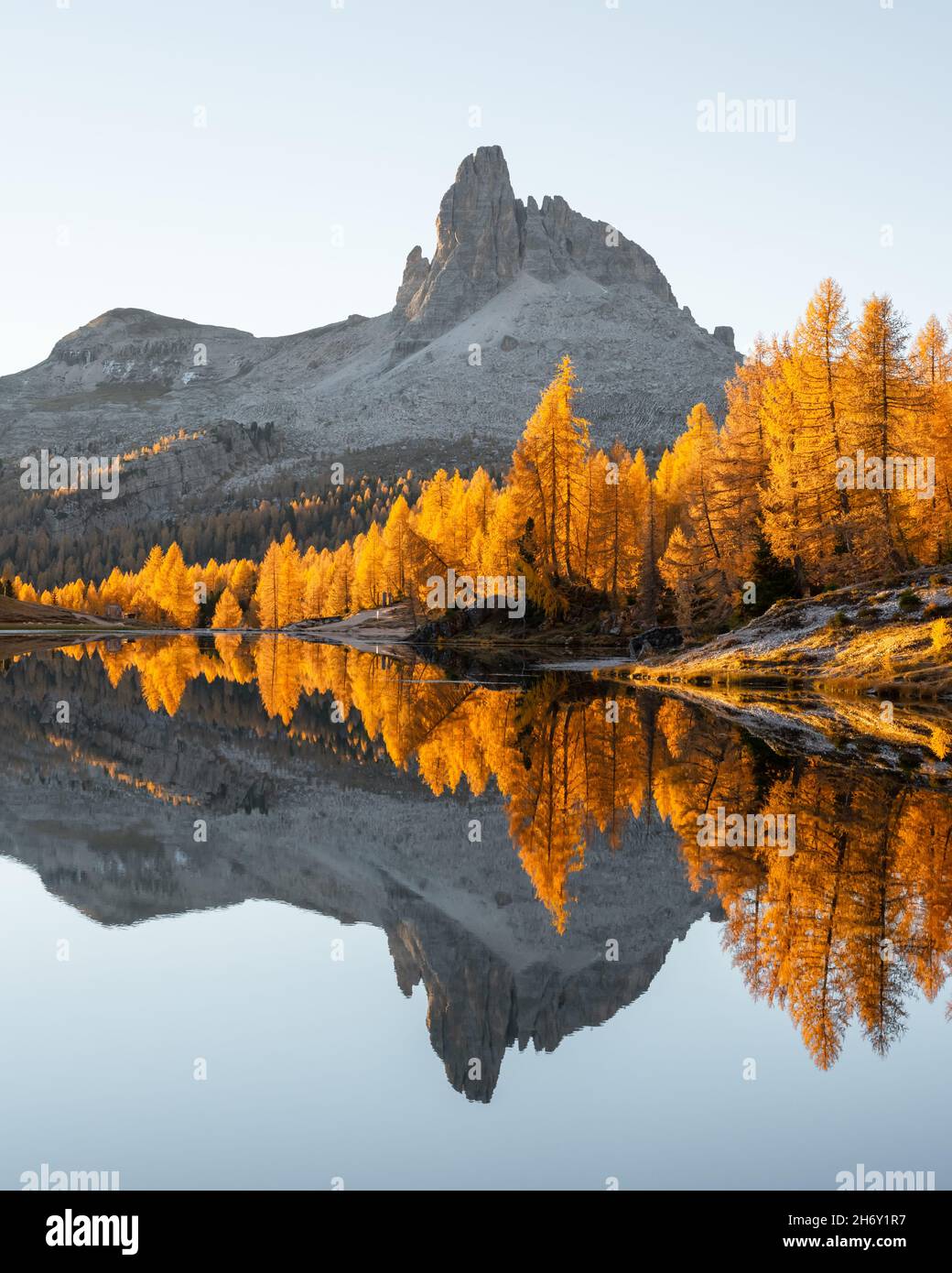 Vista pittoresca sul Lago Federa all'alba. Paesaggio montano autunnale con lago di Federa e larici arancioni nelle Dolomiti, Cortina D'Ampezzo, Alto Adige, Dolomiti, Italia Foto Stock