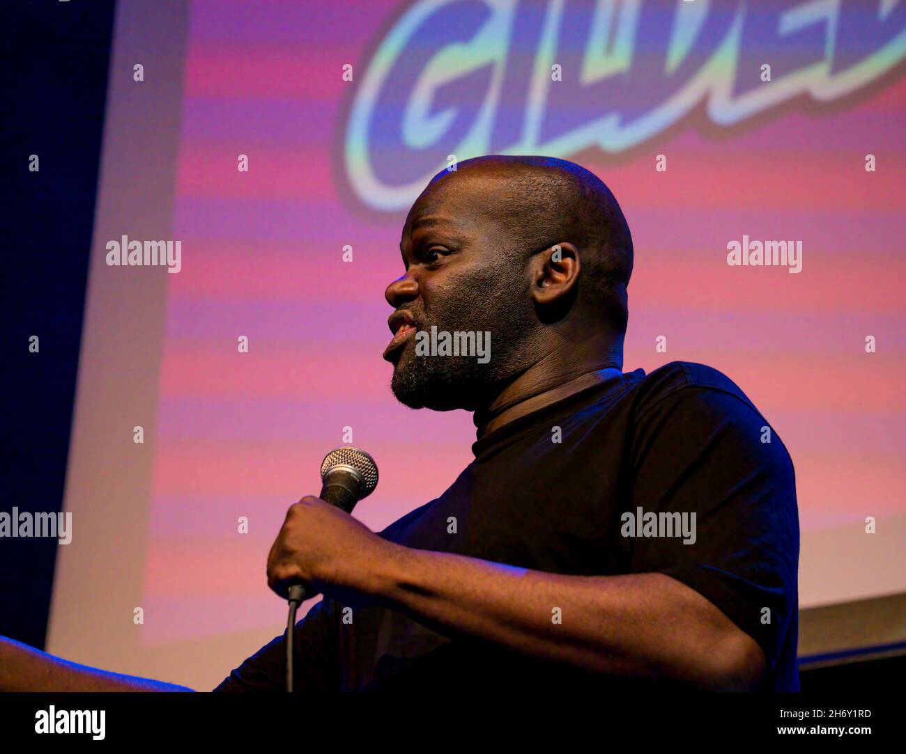 Il comico malawiano nero Daliso Chaponda sul palco di una mongolfiera dorata, Edinburgh Festival Fringe, Scozia, Regno Unito Foto Stock