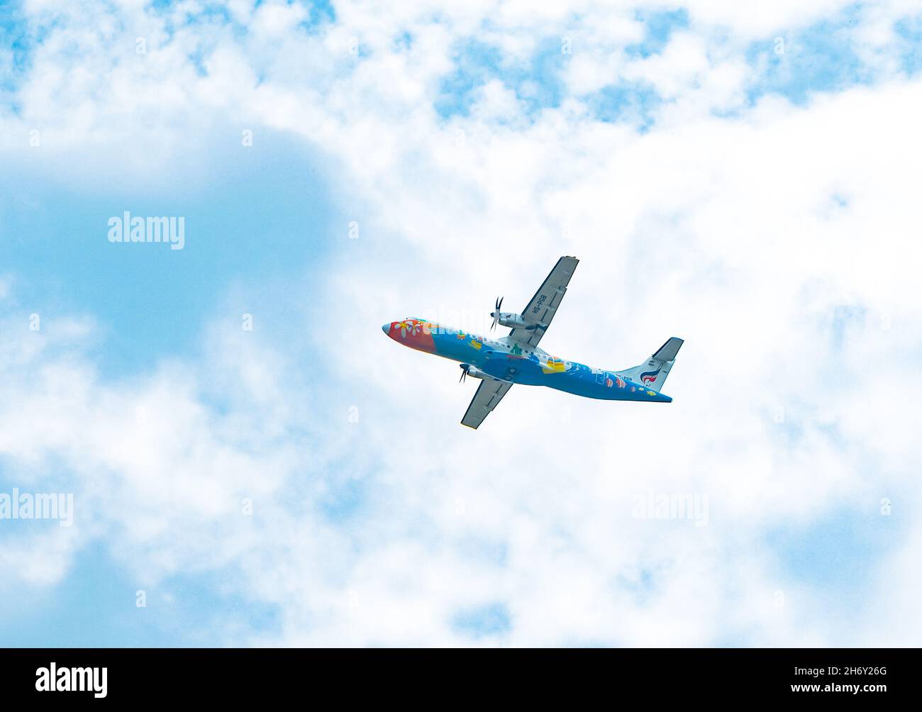 Thailandia, Ching maggio, 14 agosto 2018, l'ATR 72 decade dall'aereo dell'aeroporto di Chiang mai nel cielo blu con le nuvole. Foto Stock
