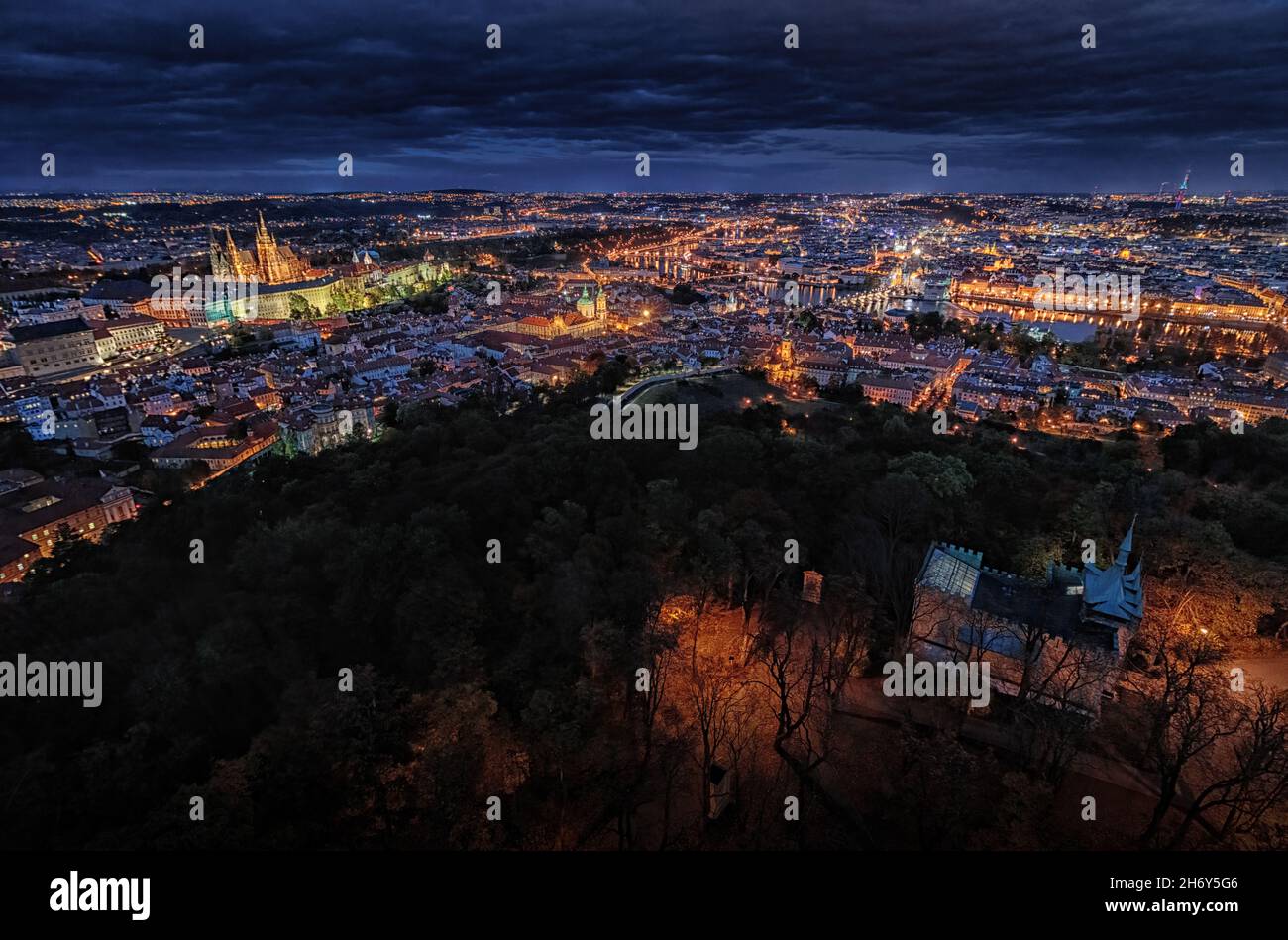 Ampia vista di Praga dal punto di vista della torre Petrin di notte, Praga, repubblica Ceca Foto Stock