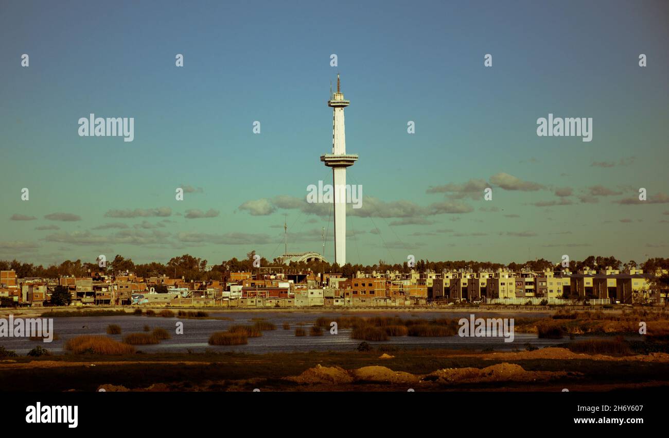 Space Tower, torre principale dal 'Parque de la Ciudad' e case popolari nel terreno di Buenos Aires, Argentina. Giorno di sole e alcune nuvole Foto Stock