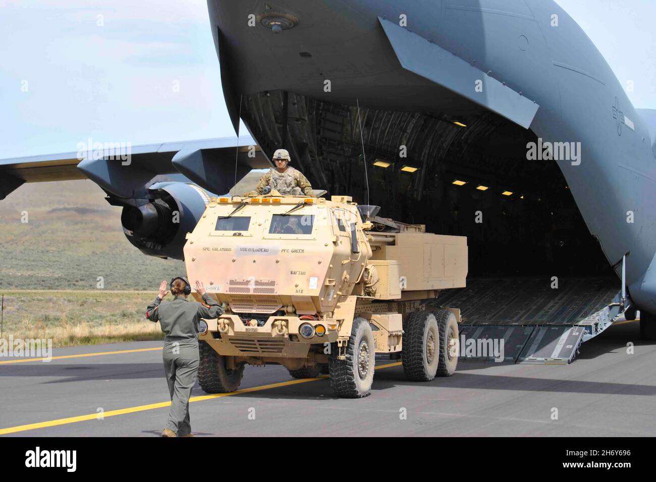 Base comune Lewis McChord, Washington, USA. 9 Nov 2021. Due piattaforme M142 High Mobility Artillery Rocket System (HIMARS) della diciassettesima Brigata di artiglieria da campo hanno avuto l'opportunità di allenarsi insieme agli equipaggi aerei della 62d Airlift Wing durante la guerra di Rainier, sia a Yakima, Washington, sia a Dugway Proving Grounds, Utah, dal 6 al 9 novembre. Credit: U.S. Army/ZUMA Press Wire Service/ZUMAPRESS.com/Alamy Live News Foto Stock