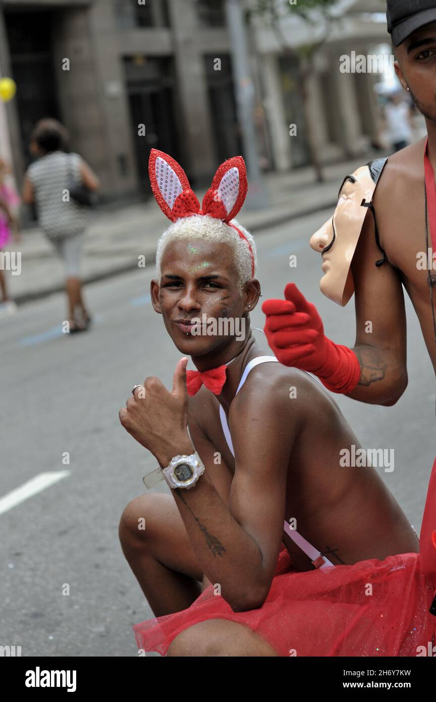 Sud America, Brasile – 22 febbraio 2020: Un rivelatore che indossa un costume gesti come lui godendo la sfilata di carnevale di strada tenutasi nel centro di Rio de Janeiro Foto Stock