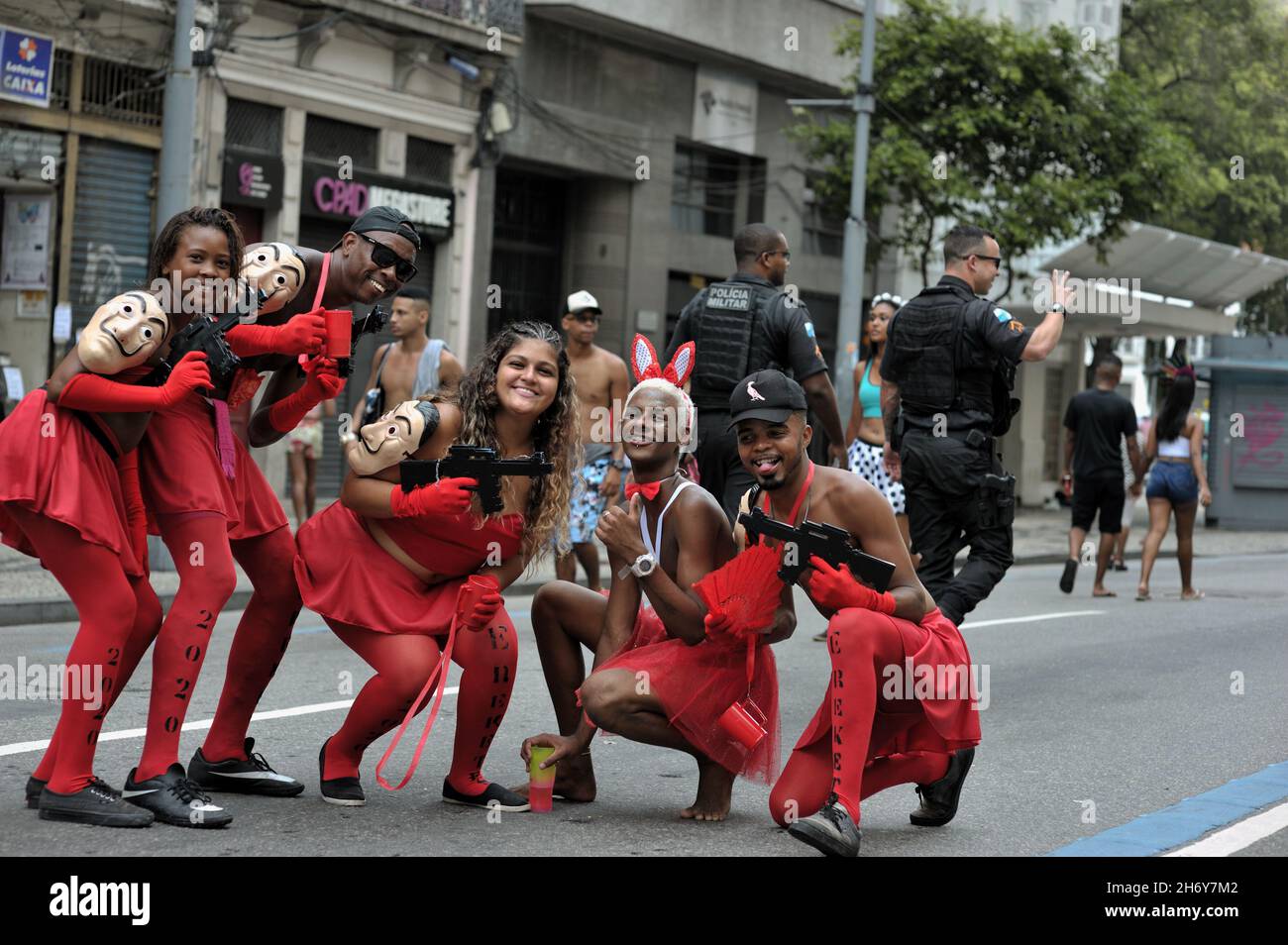 Brasile – 22 febbraio 2020: I festaioli travestiti da personaggi della serie Money Heist prendono parte alle celebrazioni del carnevale che si tengono nel centro di Rio de Janeiro. Foto Stock