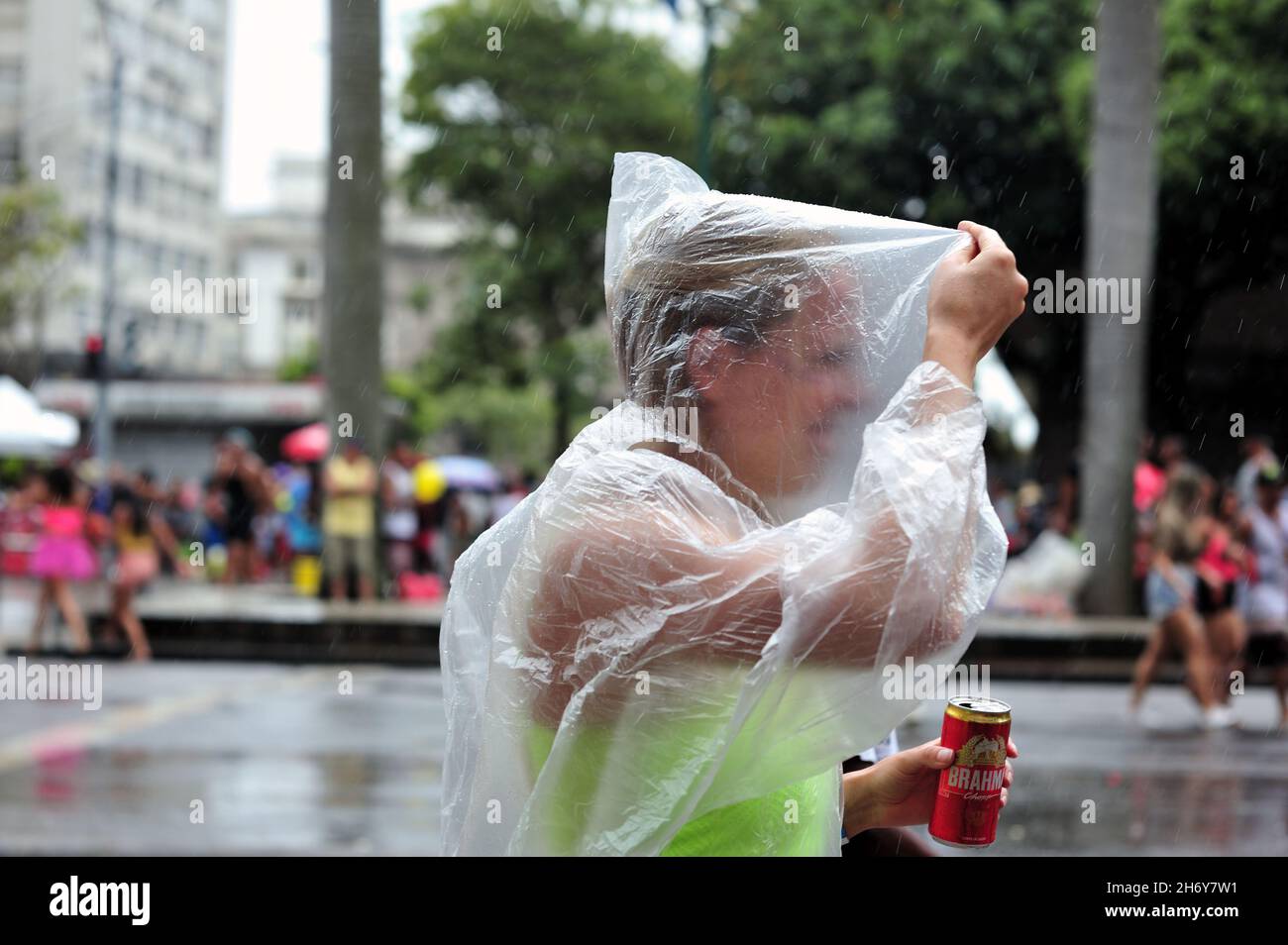 Febbraio 22, 2020: Nemmeno la pioggia può opacizzare la bellezza del carnevale brasiliano.i festaioli godono ogni momento della festa tenutasi nel centro di Rio de Janeiro Foto Stock