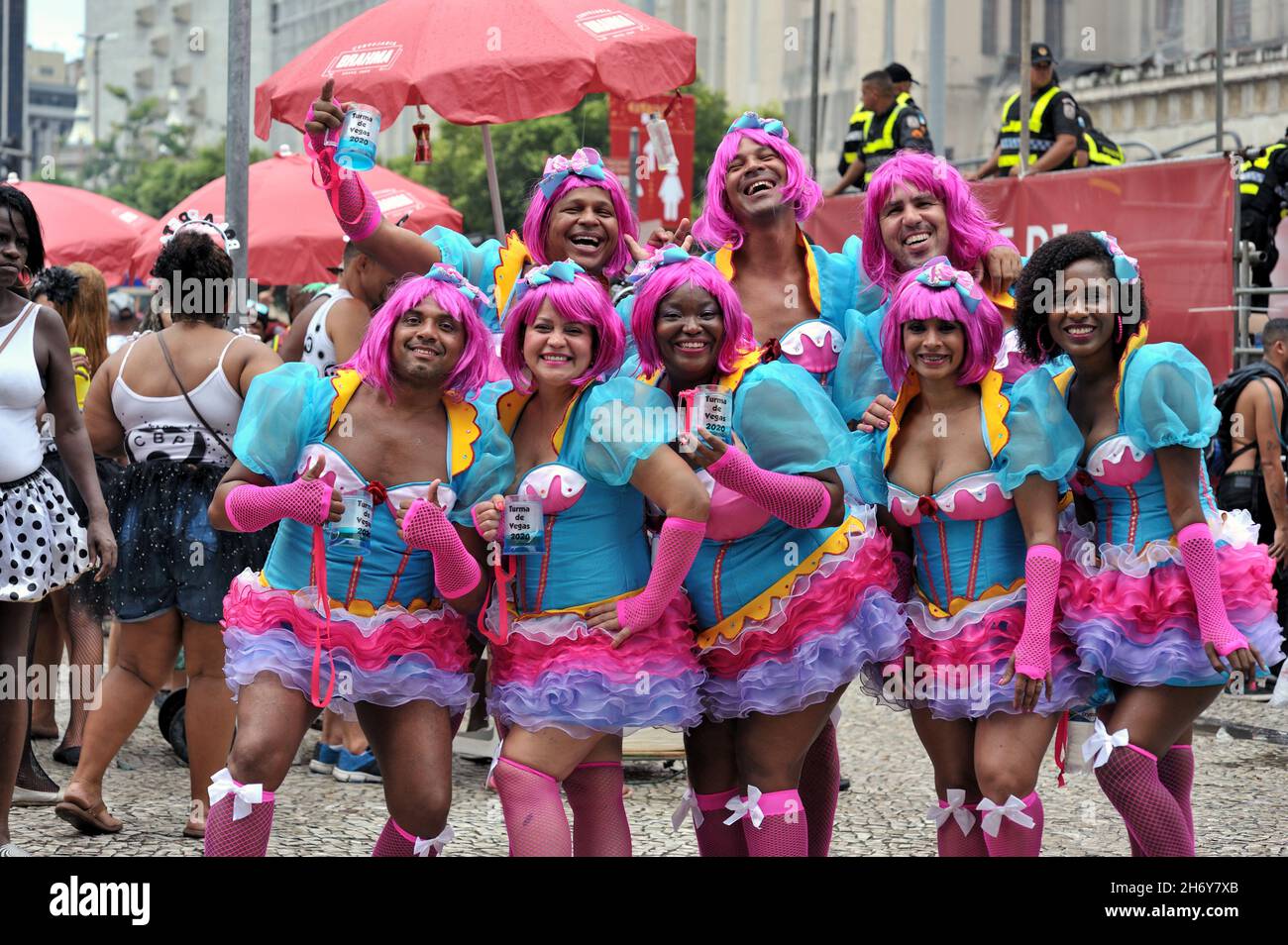 Brasile – 22 febbraio 2020: I festaioli in costume si presentano per una foto durante l'annuale festa di blocco 'Cordao da Bola Preta', che si tiene nel centro di Rio de Janeiro. Foto Stock