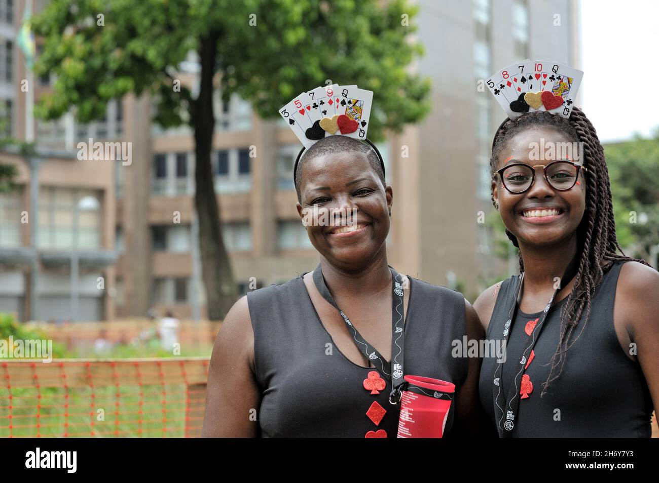 Sud America, Brasile – 22 febbraio 2020: Festaioli in costume sorridono per la macchina fotografica durante una sfilata di strada del Carnevale che si tiene nel centro di Rio de Janeiro. Foto Stock