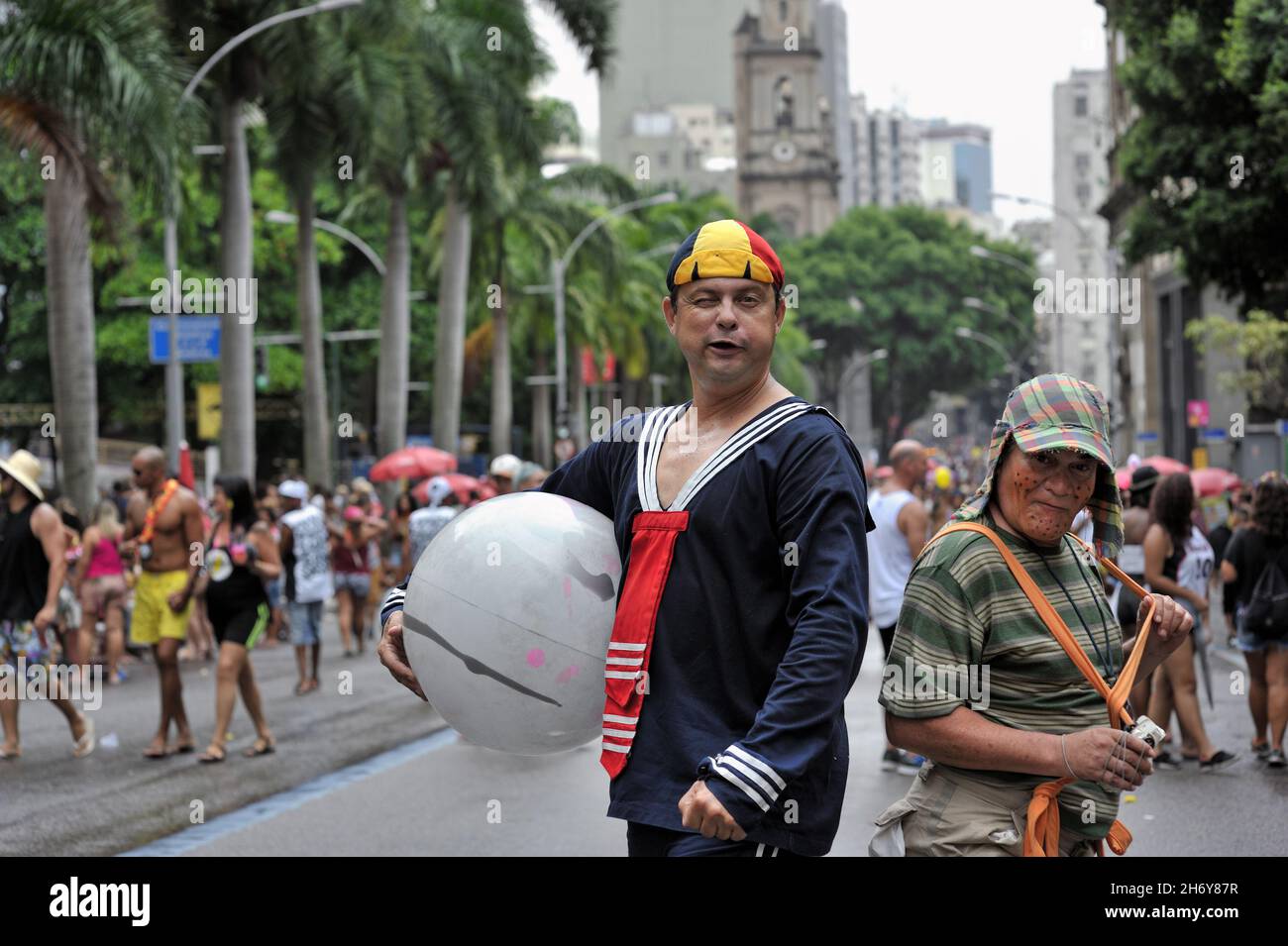 Brasile - 22 febbraio 2020: I festaioli vestiti come personaggi della sitcom della televisione di El Chavo suonano durante una festa di strada di Carnevale tenutasi a Rio de Janeiro Foto Stock