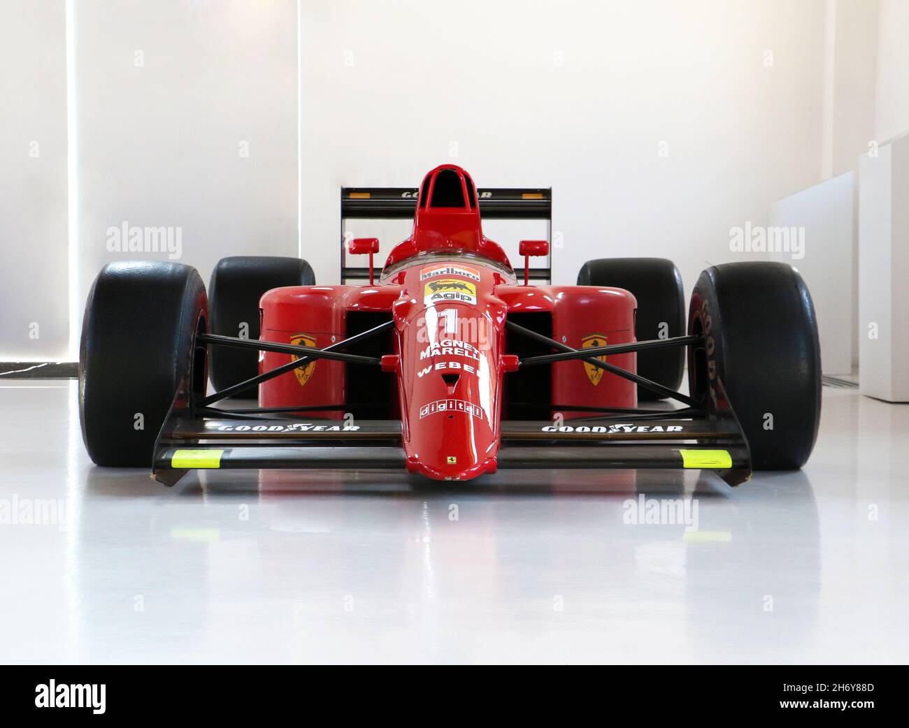 Alain Prosts classica Ferrari di Formula uno in mostra in camera bianca Foto Stock
