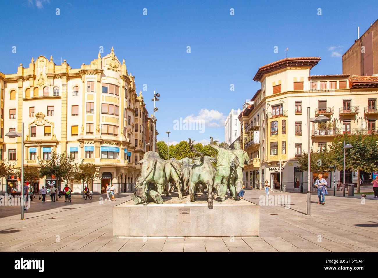 Statua di bronzo per la corsa dei tori in via Estafeta nella città spagnola di Pamplona Navarra Nord Spagna Foto Stock