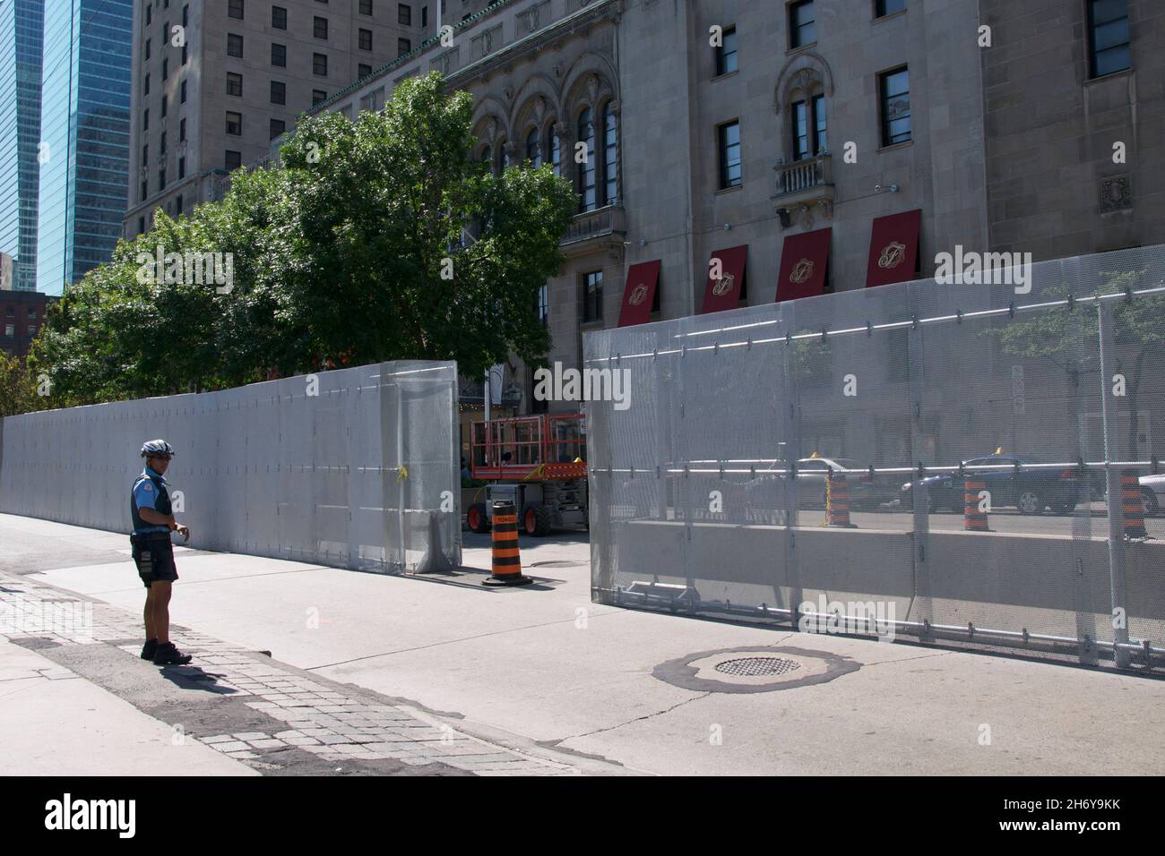 Toronto, Ontario, Canada - 06/21/2010: Le barriere di controllo della folla usano come parte della pianificazione di gestione della corona in G-20 Foto Stock