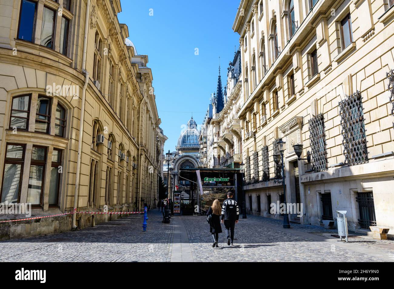 Bucarest, Romania - 5 giugno 2021: Vecchi edifici nel centro storico in una soleggiata giornata estiva Foto Stock