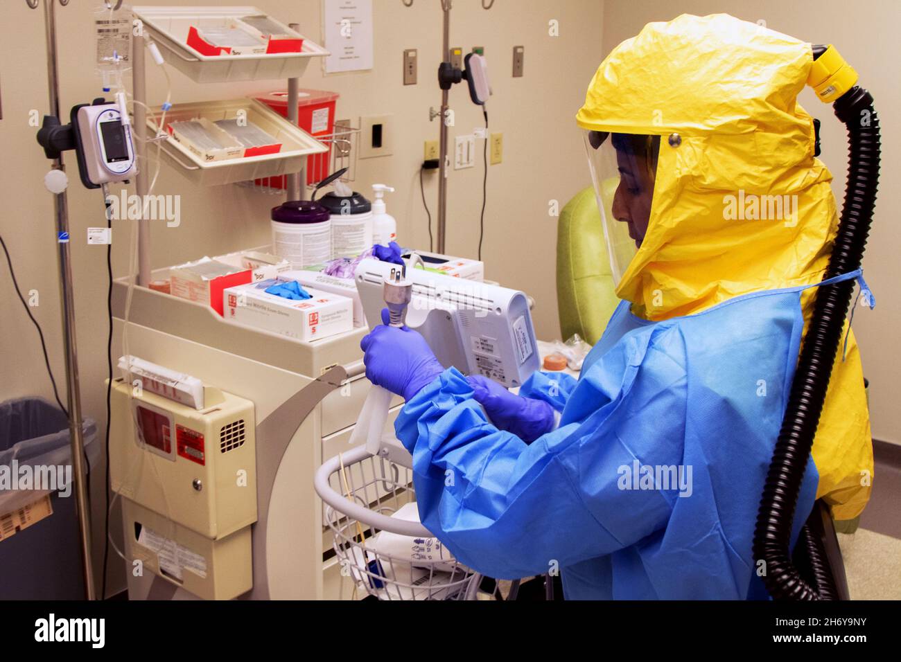 St. George, Utah, Stati Uniti. 8 Nov 2021. U.S. Air Force staff Sgt. Alexandria Simmons, un tecnico aerospaziale del servizio medico assegnato ad un team di infusione di anticorpi monoclonali dislocato nello Utah, disinfetta le apparecchiature a St. George, Utah, 8 novembre 2021. Il team di U.S. Airmen sta somministrando il trattamento con anticorpi monoclonali approvati dalla Food and Drug Administration a pazienti positivi a COVID-19. Il comando del Nord degli Stati Uniti, attraverso l'esercito del Nord degli Stati Uniti, rimane impegnato a fornire supporto flessibile del Dipartimento della Difesa alla risposta COVID dell'intero governo. (Credit Image: © U.S. Army/ZUMA Press Wire Serv Foto Stock