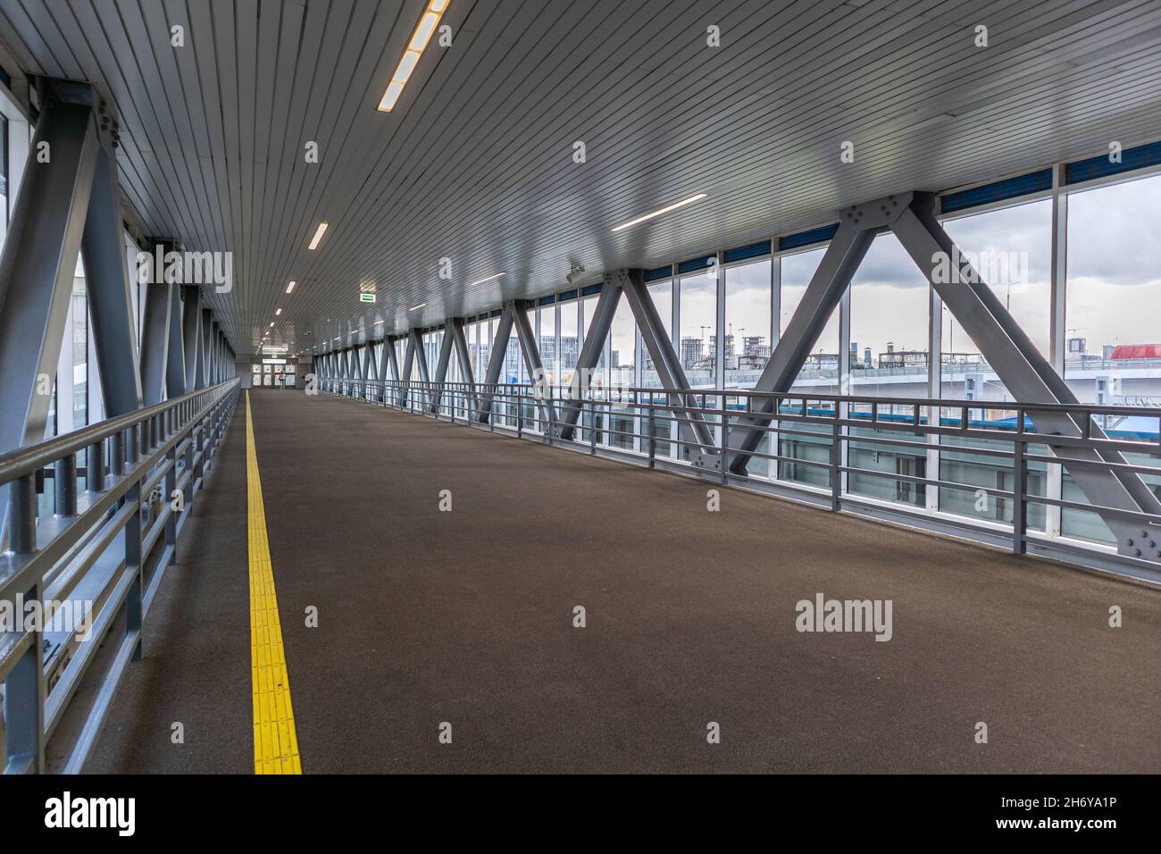 corridoio di passaggio sopraelevato ponte linee geometriche simmetria.concetto mozzo di trasporto. Foto Stock